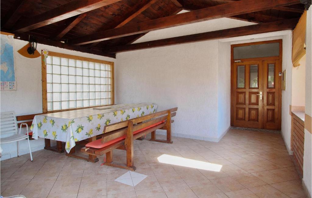 Posedenie v ubytovaní 1 Bedroom Stunning Apartment In Fazana