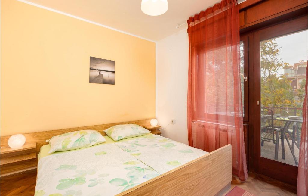 Postel nebo postele na pokoji v ubytování Nice Apartment In Malinska With Wifi
