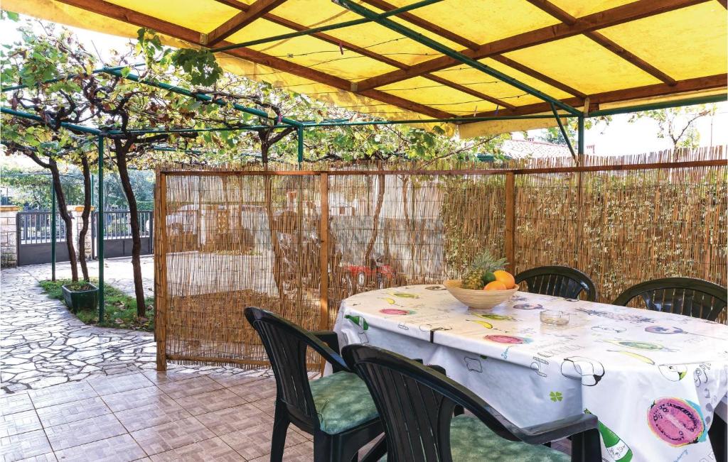 Patio nebo venkovní prostory v ubytování One-Bedroom Apartment In Fazana