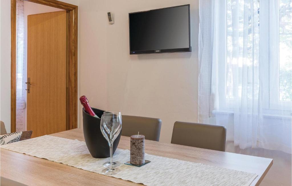 TV a/nebo společenská místnost v ubytování One-Bedroom Apartment In Fazana