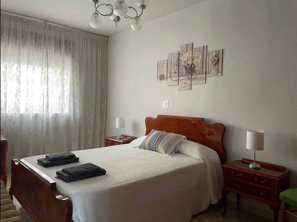 1 dormitorio con 1 cama con 2 toallas en Casa Daniela, en Fuentidueña