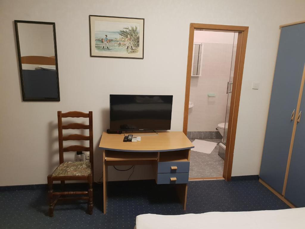 TV a/nebo společenská místnost v ubytování Pansion Laguna