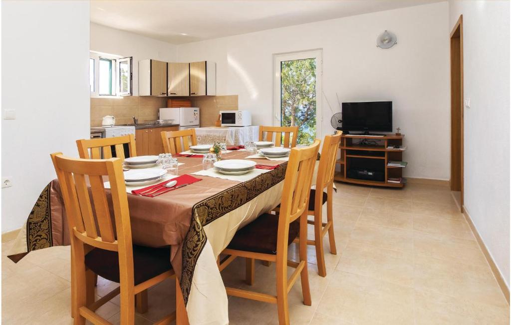 Kuchyň nebo kuchyňský kout v ubytování Holiday Home Povlja With Sea View I