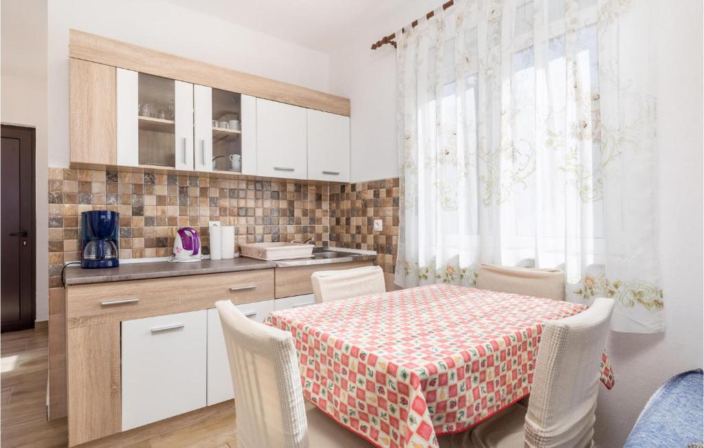 Kuchyňa alebo kuchynka v ubytovaní Gorgeous Apartment In Lukovo Sugarje