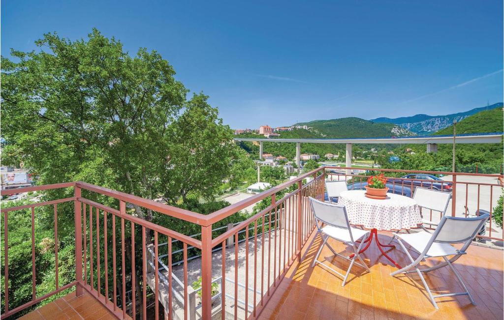 einen Balkon mit einem Tisch und Stühlen auf einer Terrasse in der Unterkunft Gorgeous Apartment In Crikvenica With House Sea View in Crikvenica