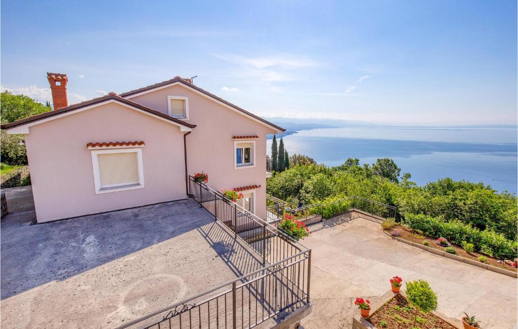 uma casa com vista para o oceano em Lovely Apartment In Bregi With House Sea View em Opatija