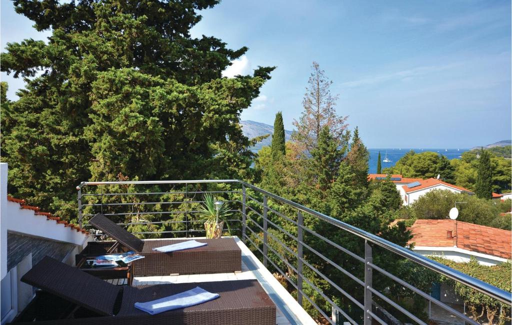 einen Balkon mit einem Tisch und Stühlen darauf in der Unterkunft Stunning Apartment In Stari Grad With Wifi in Stari Grad