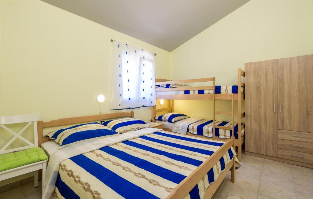 Postel nebo postele na pokoji v ubytování Stunning Apartment In Kosljun With Wifi