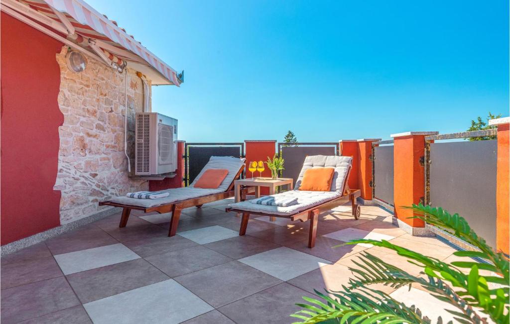 Balkon lub taras w obiekcie 3 Bedroom Nice Home In Plovanija