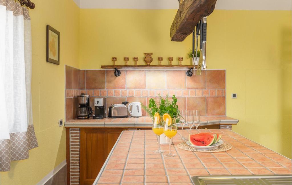 Kuchnia lub aneks kuchenny w obiekcie 3 Bedroom Nice Home In Plovanija