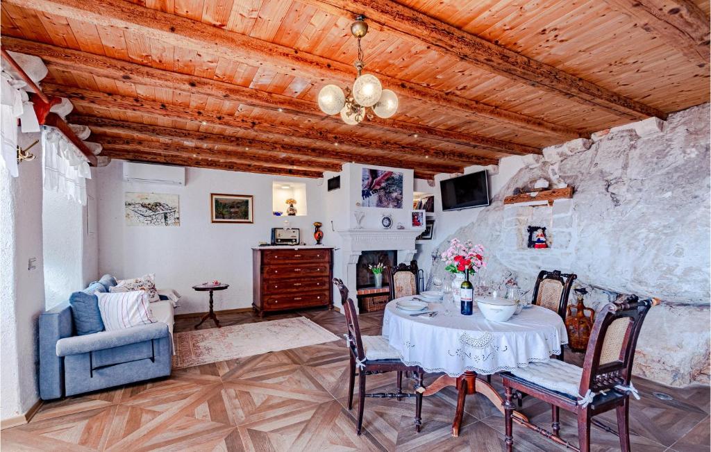 Two-Bedroom Holiday Home In Mokalo - Maison De Vacances De Deux Chambres