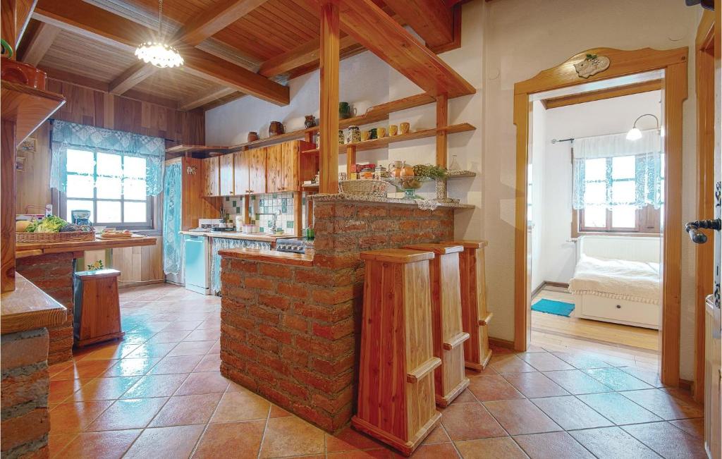 Kuchyň nebo kuchyňský kout v ubytování Gorgeous Home In Ludbreg With Sauna