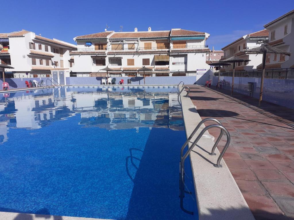 Bazén v ubytování Apartamento Santa Pola, en Playa del Tamarit con piscina. nebo v jeho okolí