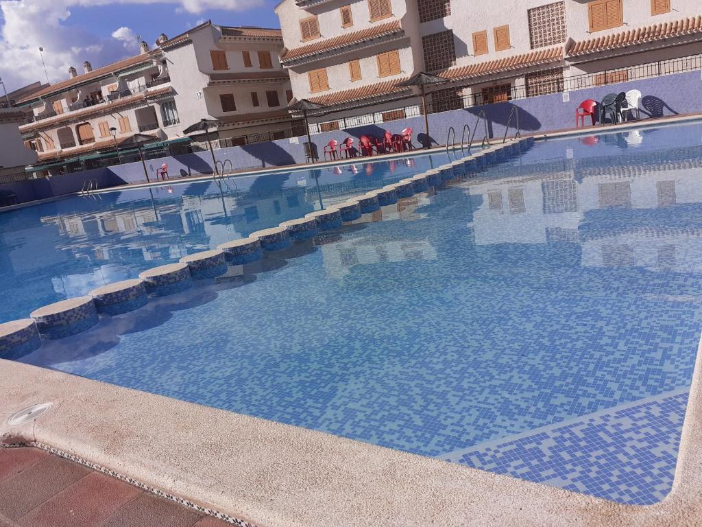 Bazén v ubytování Apartamento Santa Pola, en Playa del Tamarit con piscina. nebo v jeho okolí