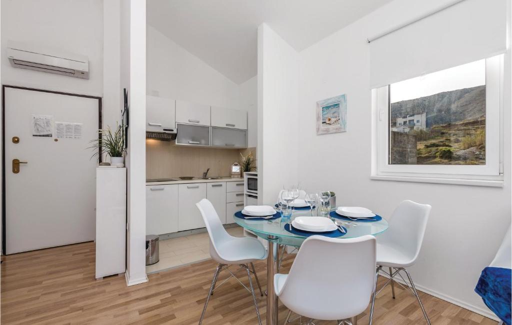 Kuchnia lub aneks kuchenny w obiekcie 2 Bedroom Beautiful Apartment In Pag