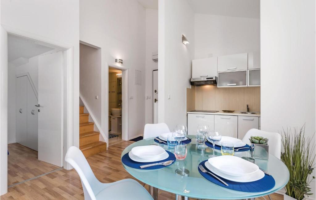 Kuchnia lub aneks kuchenny w obiekcie 2 Bedroom Beautiful Apartment In Pag