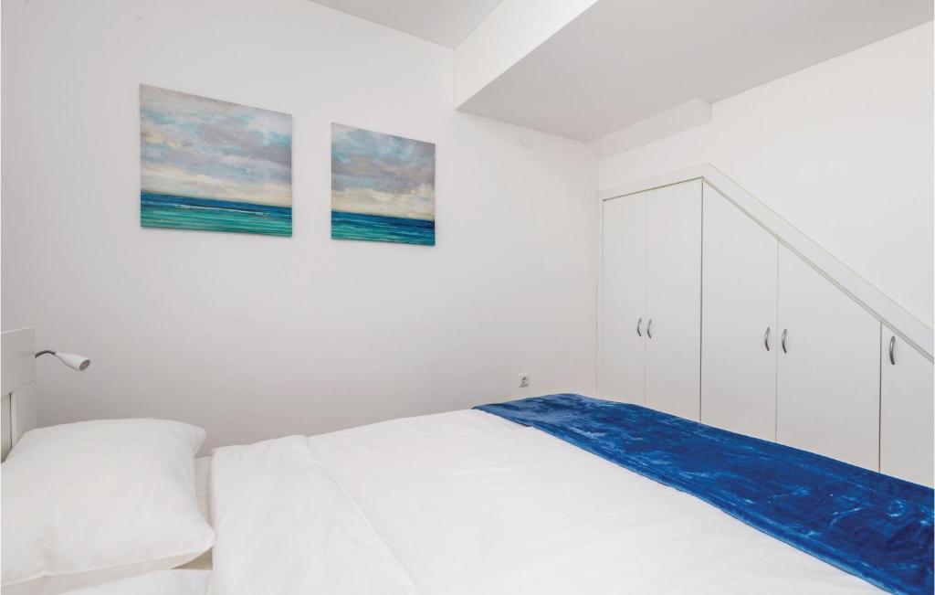 Łóżko lub łóżka w pokoju w obiekcie 2 Bedroom Beautiful Apartment In Pag