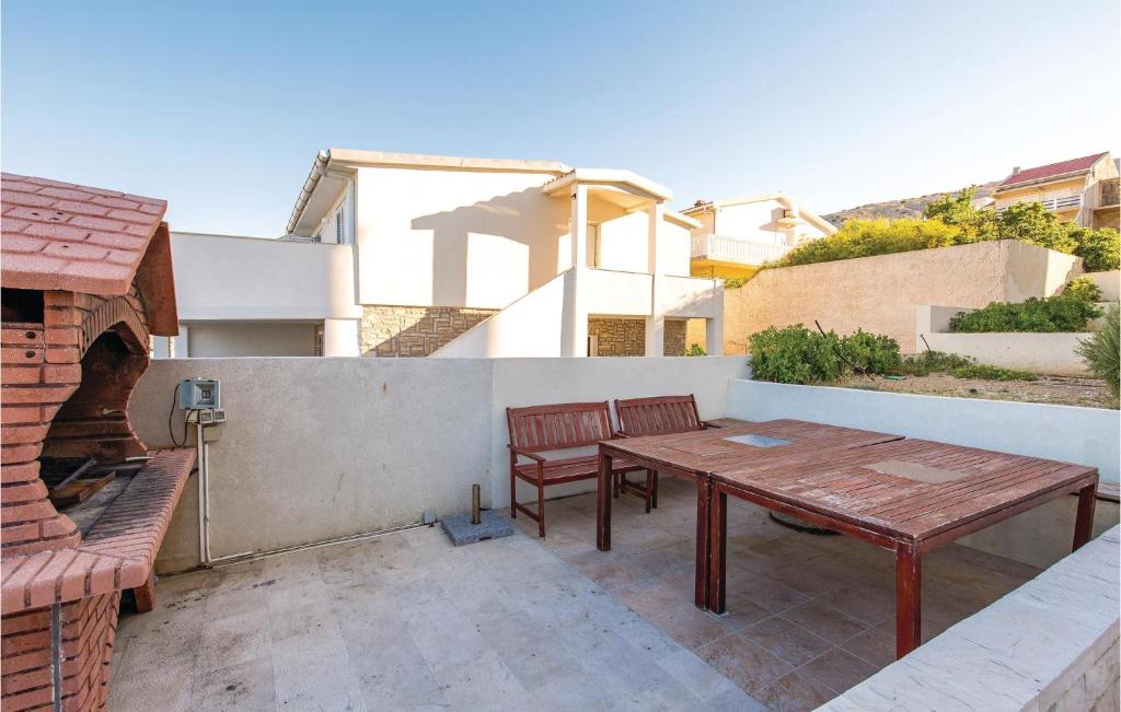 Balkon lub taras w obiekcie 2 Bedroom Beautiful Apartment In Pag