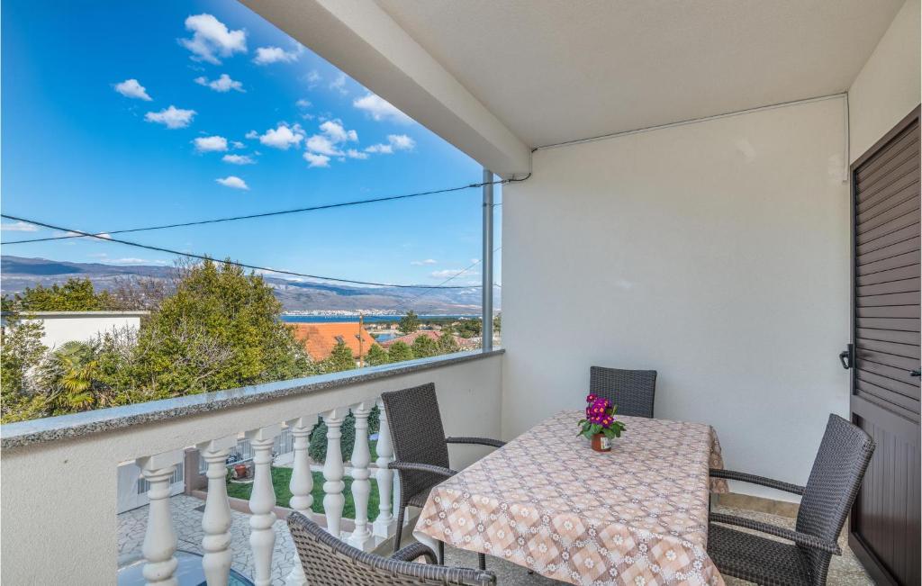 a balcony with a table and chairs and a view at Nice Apartment In Silo With Kitchen in Šilo