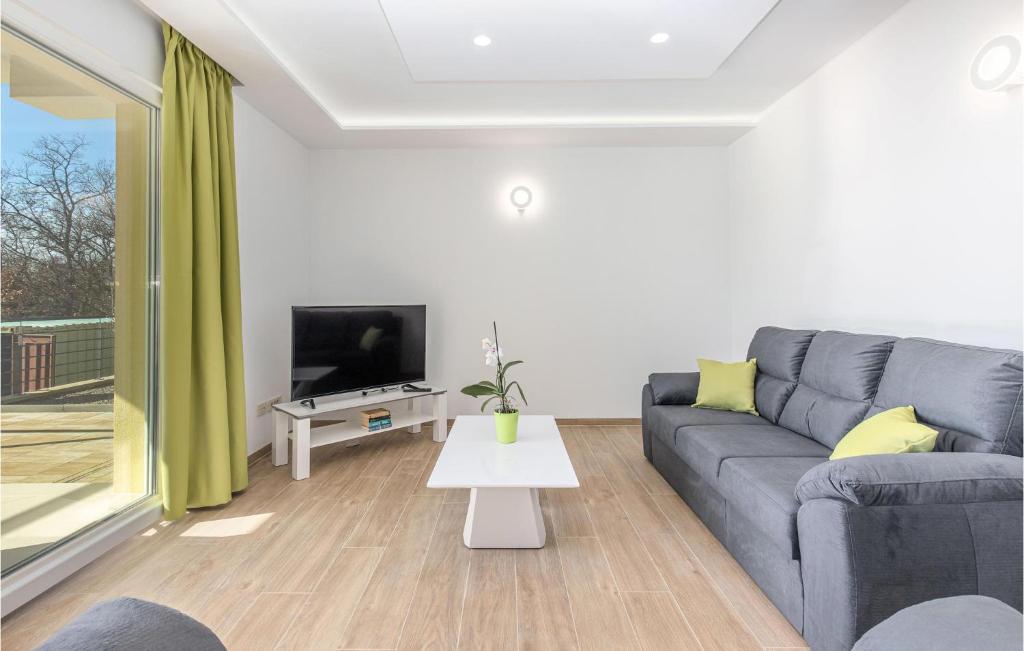 TV a/nebo společenská místnost v ubytování Lovely Apartment In Kostrena