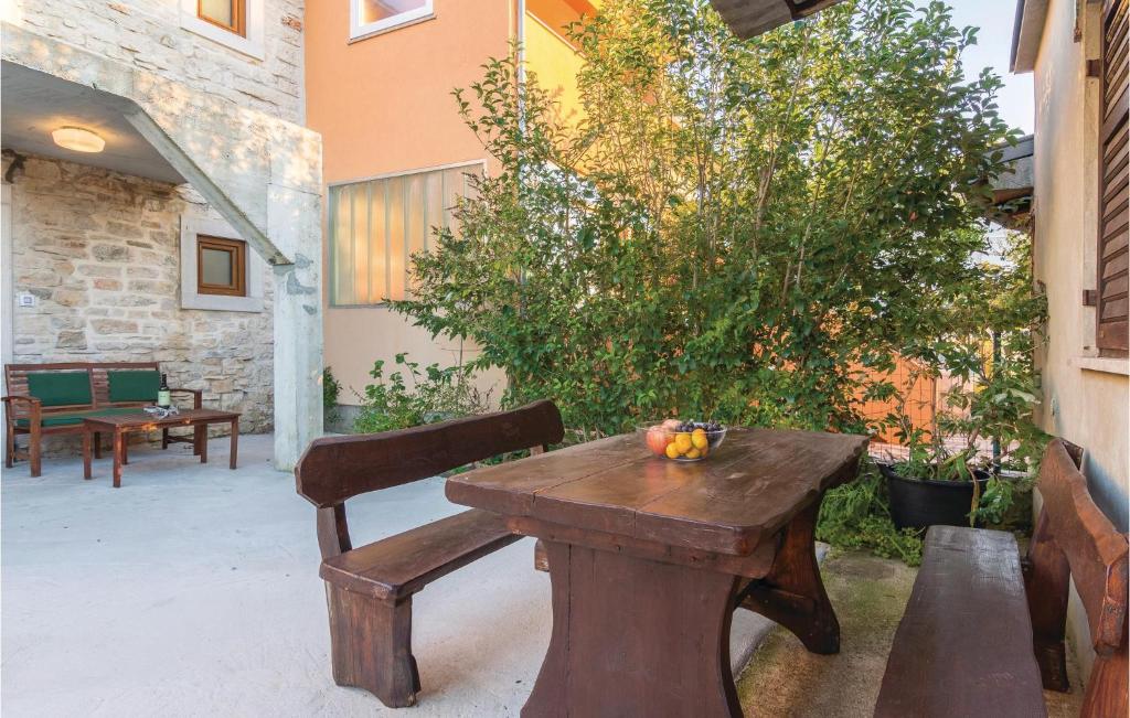 Two-Bedroom Apartment In Peroj