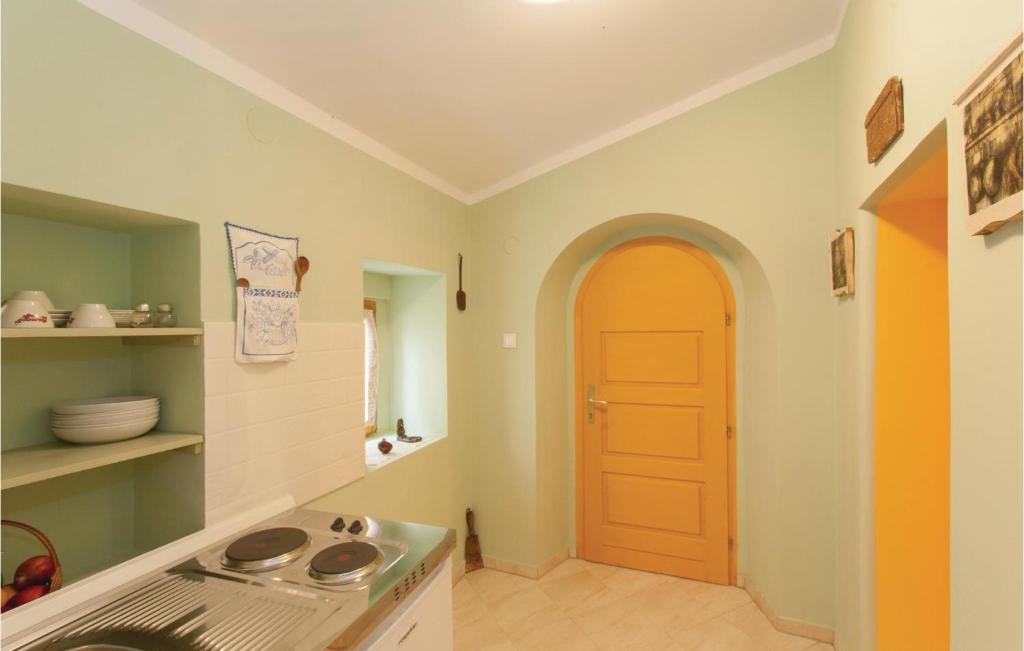 Kuchyň nebo kuchyňský kout v ubytování Lovely Apartment In Omisalj