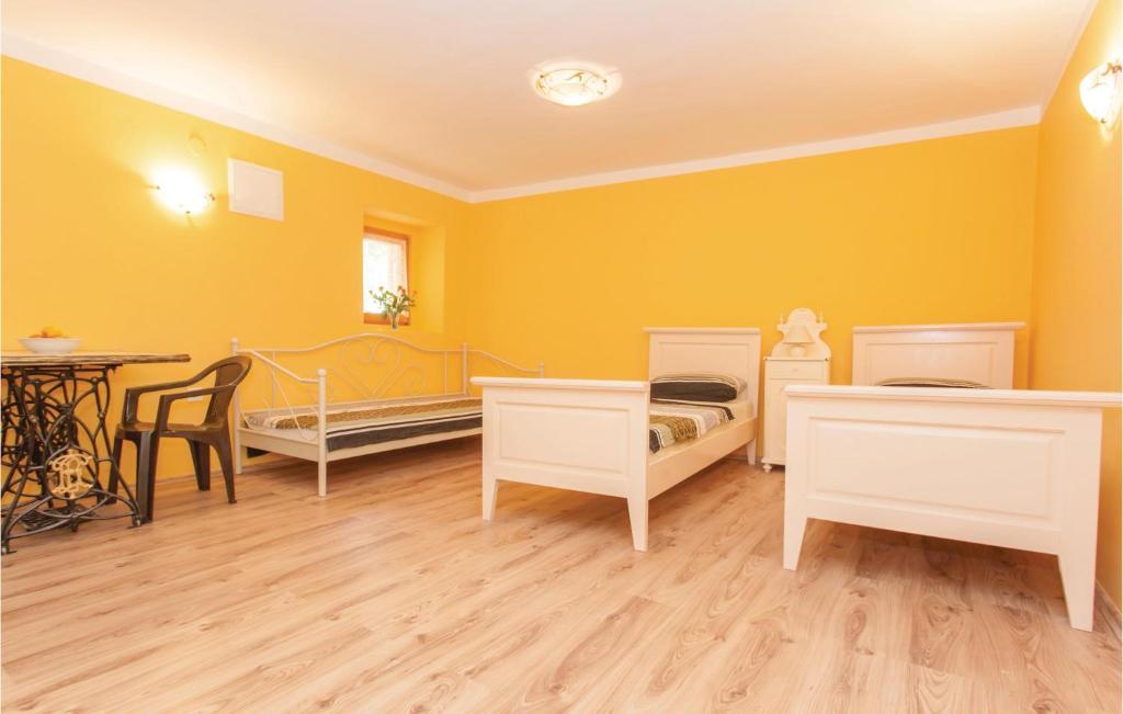 Postel nebo postele na pokoji v ubytování Lovely Apartment In Omisalj