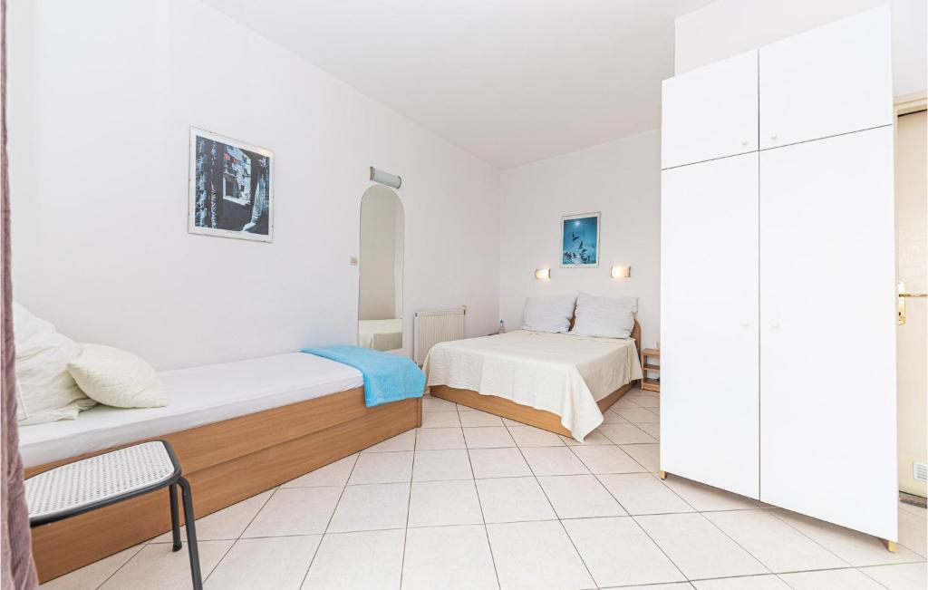 Posteľ alebo postele v izbe v ubytovaní Lovely Apartment In Kastel Stafilic