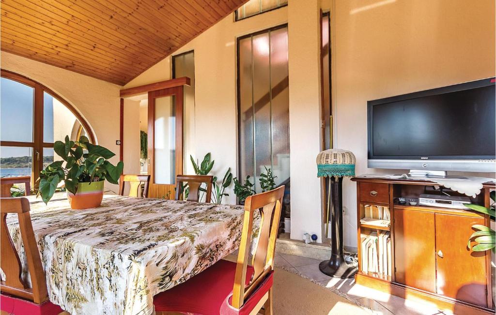 Telewizja i/lub zestaw kina domowego w obiekcie Apartment Pomer Cr