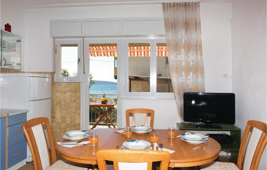 Kuchyňa alebo kuchynka v ubytovaní Apartment Kastel Kambelovac With Bath