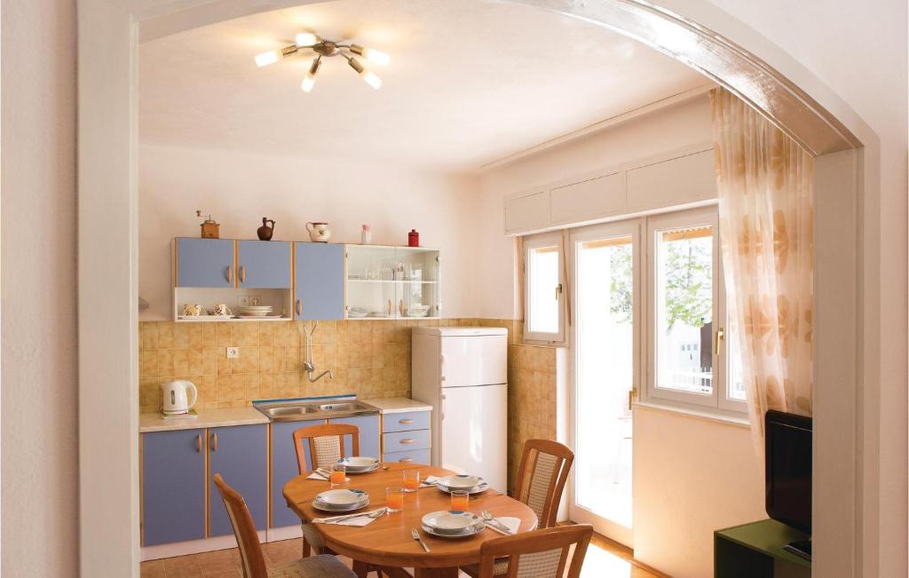 Kuchyňa alebo kuchynka v ubytovaní Apartment Kastel Kambelovac With Bath
