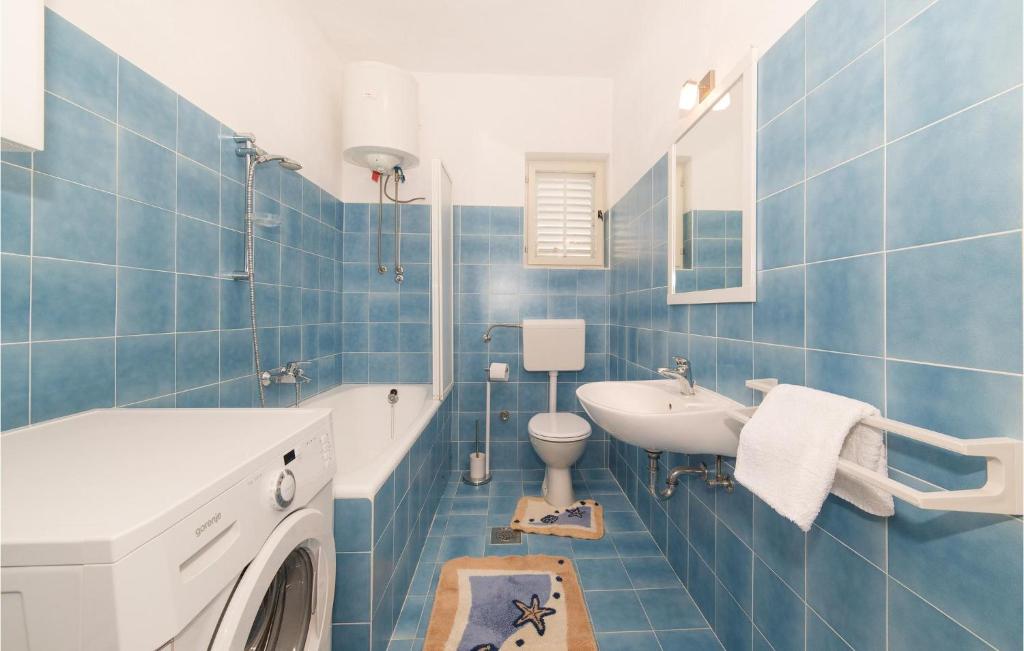 Kúpeľňa v ubytovaní Apartment Kastel Kambelovac With Bath