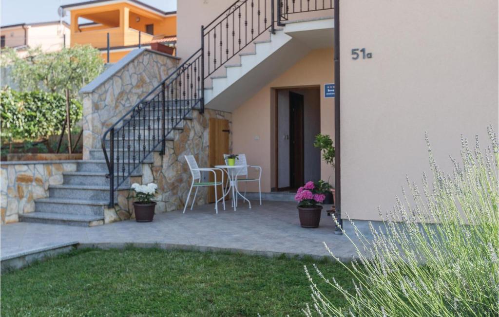 Balkón nebo terasa v ubytování Two-Bedroom Apartment In Radmani
