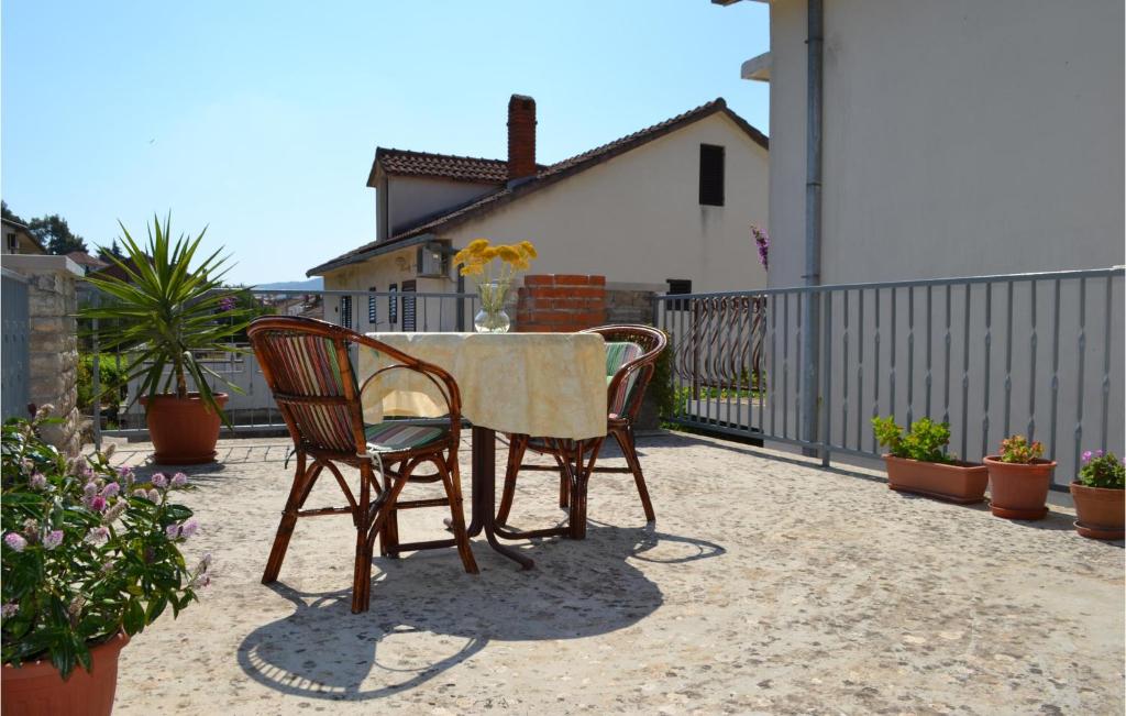 stół i krzesła na patio w obiekcie Apartment Jelsa 07 w mieście Jelsa