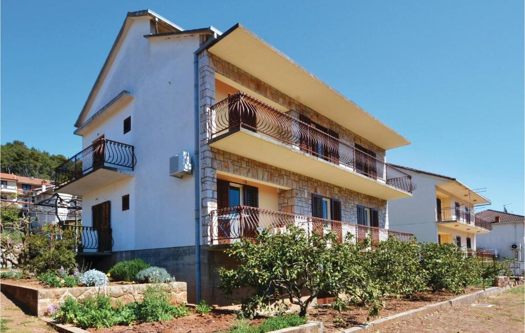 budynek z balkonami po jego stronie w obiekcie Apartment Jelsa 07 w mieście Jelsa
