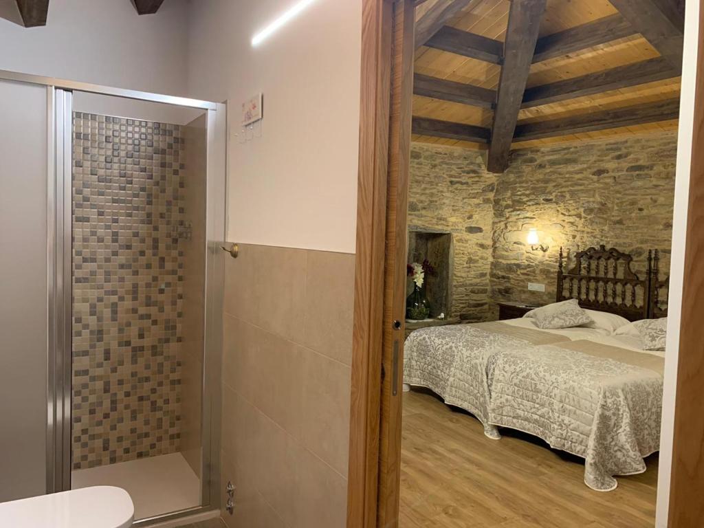 A bed or beds in a room at Casa do Horreo