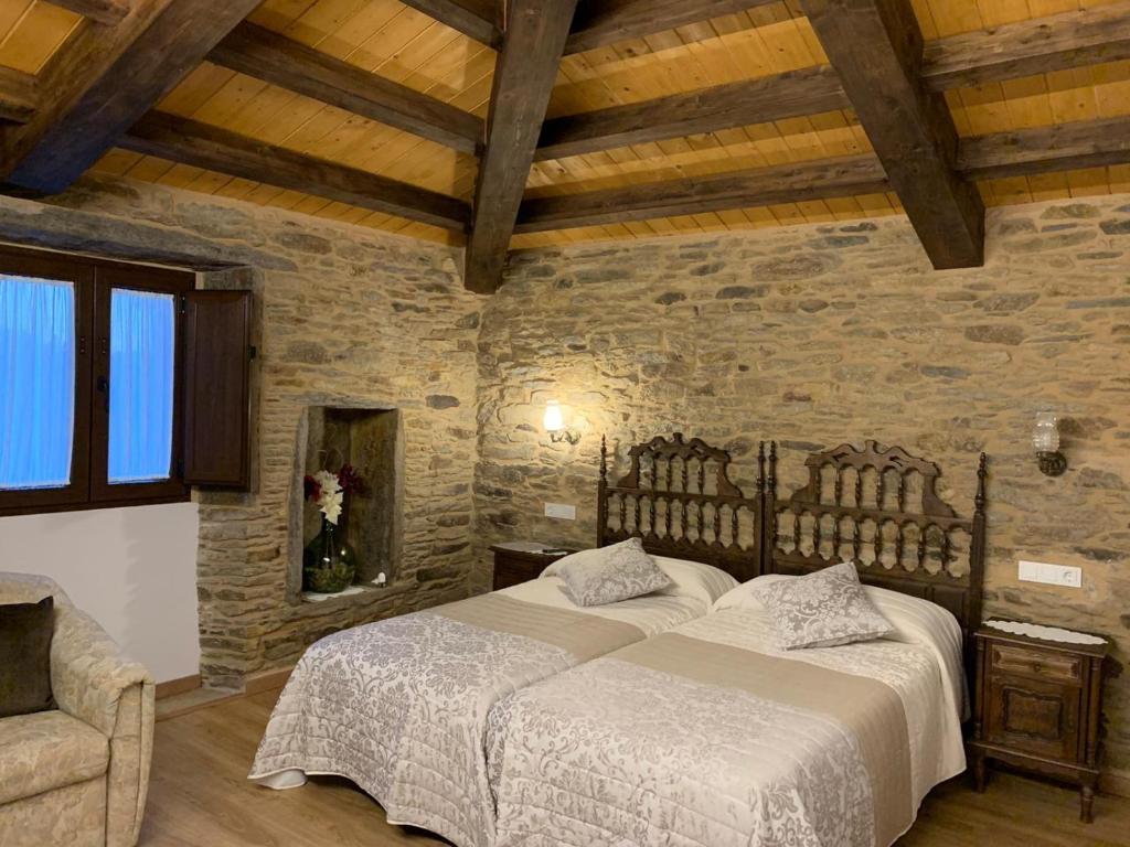 A bed or beds in a room at Casa do Horreo