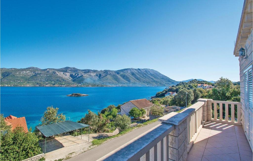 un balcón con vistas a un cuerpo de agua en Stunning Apartment In Korcula With 4 Bedrooms And Wifi, en Korčula