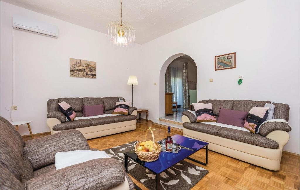 Posezení v ubytování 2 Bedroom Cozy Apartment In Matulji