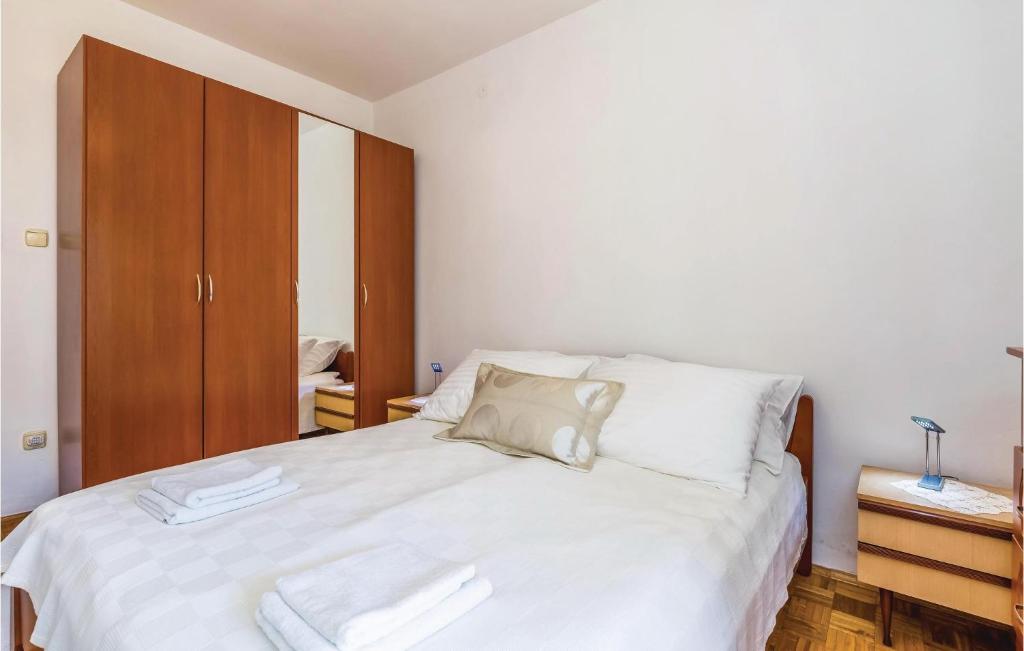 Postel nebo postele na pokoji v ubytování 2 Bedroom Cozy Apartment In Matulji