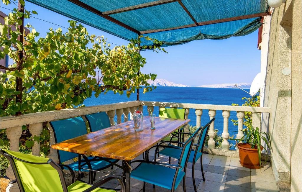 d'une table et de chaises sur un balcon avec vue sur l'océan. dans l'établissement 2 Bedroom Gorgeous Apartment In Sveti Juraj, à Sveti Juraj