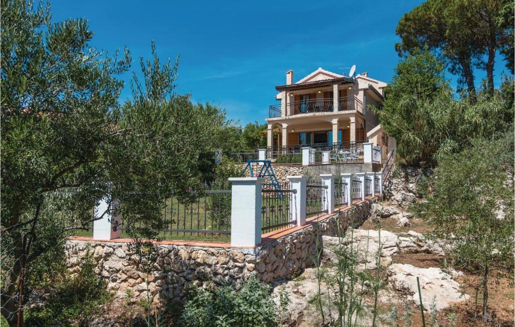 dom na wzgórzu z płotem i drzewami w obiekcie Holiday Home Klarinska Br, Iv w mieście Preko
