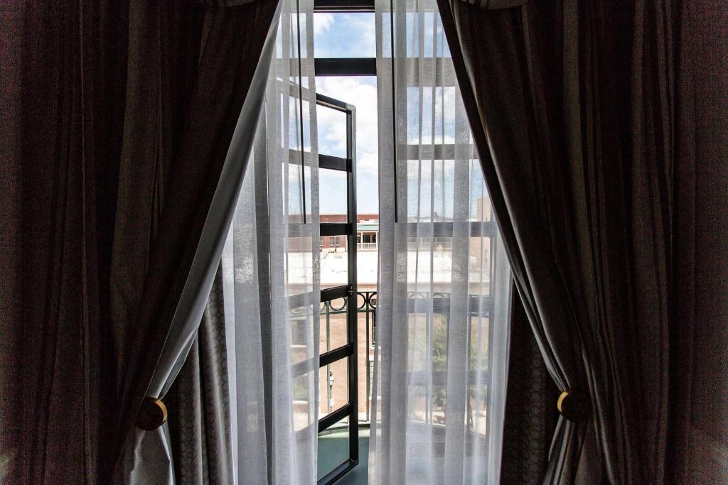 The Charleston Place - Premier Balcon King