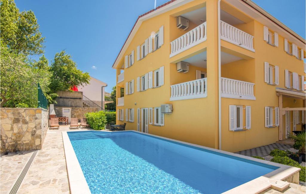 Πισίνα στο ή κοντά στο 1 Bedroom Beautiful Apartment In Baska
