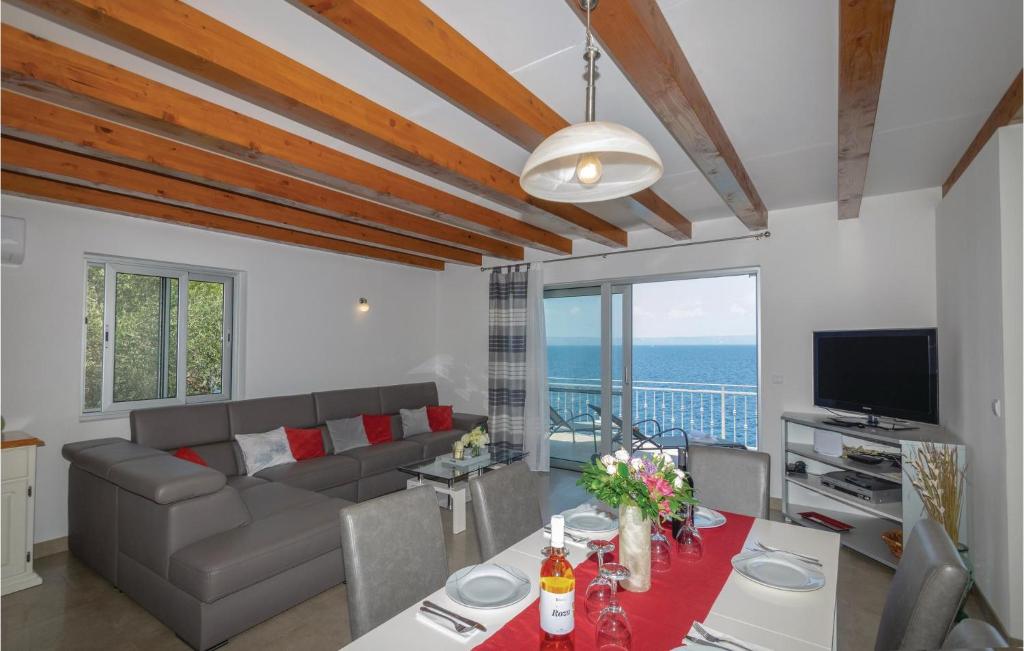 salon z kanapą i telewizorem w obiekcie Nice Home In Blato With House Sea View w mieście Blato