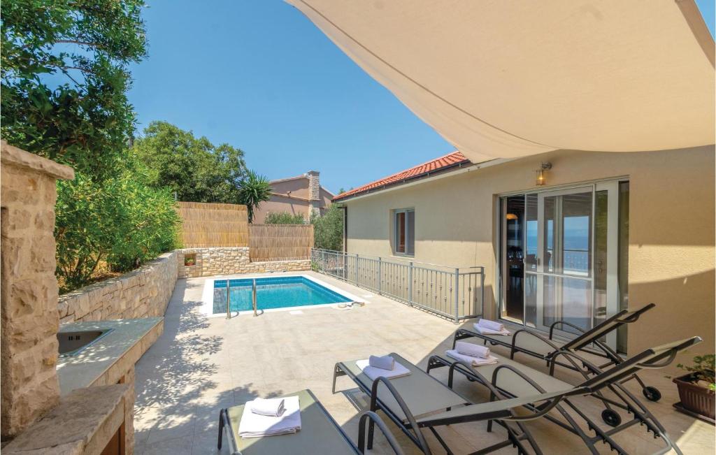 taras z krzesłami i basenem w obiekcie Nice Home In Blato With House Sea View w mieście Blato