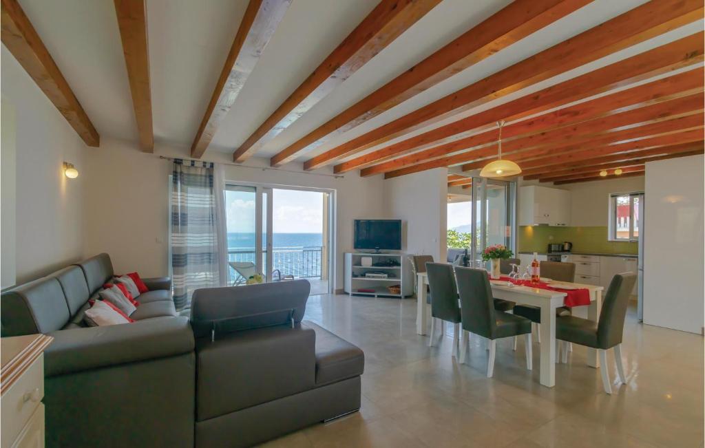 Telewizja i/lub zestaw kina domowego w obiekcie Nice Home In Blato With House Sea View