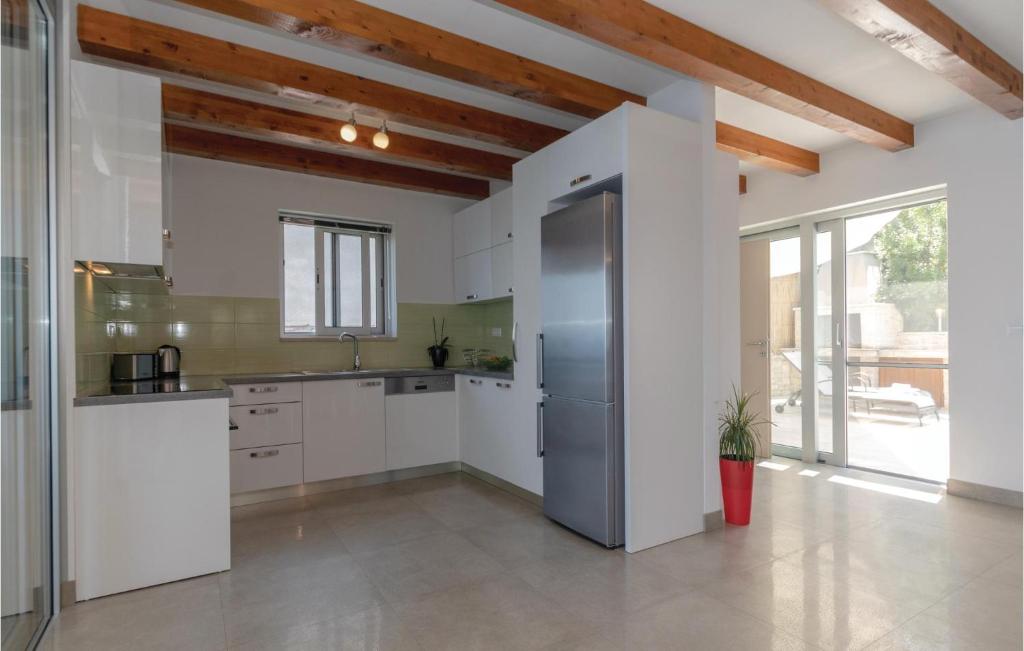 Kuchnia lub aneks kuchenny w obiekcie Nice Home In Blato With House Sea View