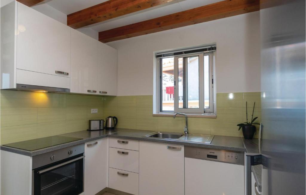 Kuchnia lub aneks kuchenny w obiekcie Nice Home In Blato With House Sea View
