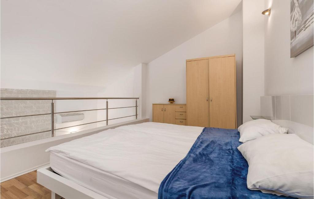 Posteľ alebo postele v izbe v ubytovaní 1 Bedroom Pet Friendly Apartment In Pag